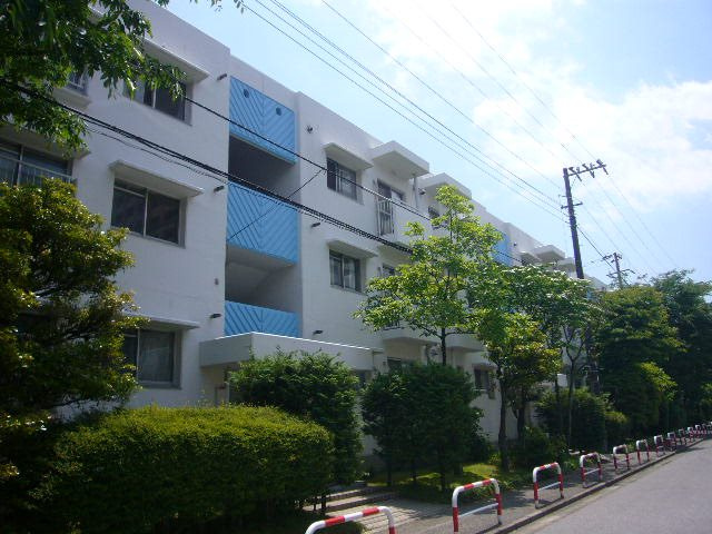 閑静な住宅街の低層大規模分譲マンション