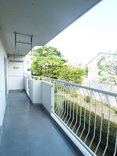 緑の見える、陽当たり良好なベランダ