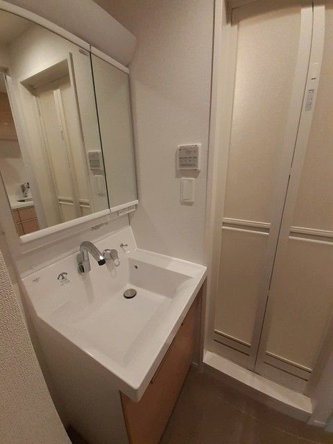 May Fairの独立洗面台