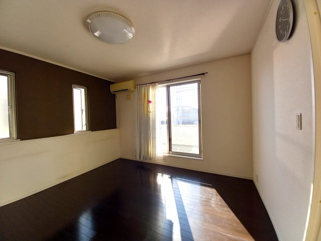 壬生町安塚中古戸建の洋室|主寝室は日当たりもよく、WIC完備です