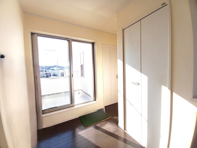 壬生町安塚中古戸建のその他共用部分|階段踊り場は広々として室内洗濯干しにもよいです