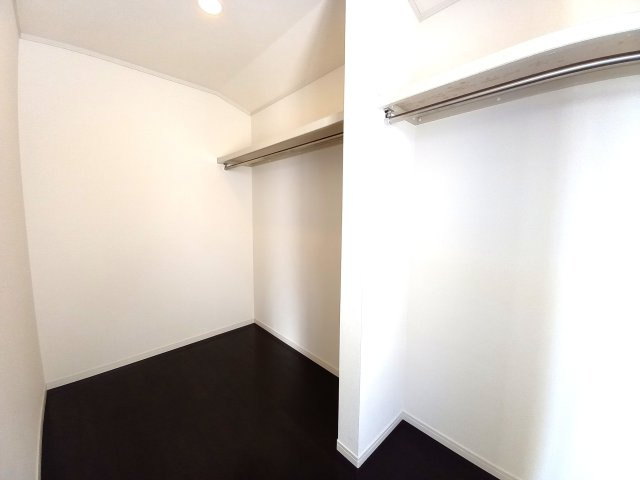 壬生町安塚中古戸建の収納|広いクローゼットなので1年中衣替えせず過ごせそうです。