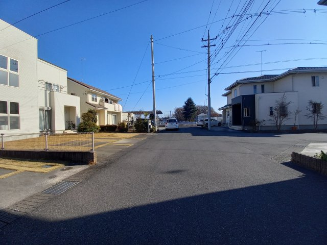 壬生町安塚中古戸建の前面道路含む現地写真|前面道路も広くすれ違いもらくらく住宅地なので駐車もしやすいです