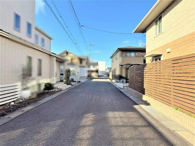 近江八幡市白鳥町　中古戸建の前面道路含む現地写真