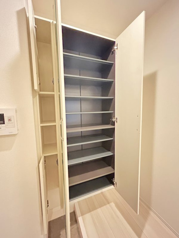 D-room旗塚の玄関