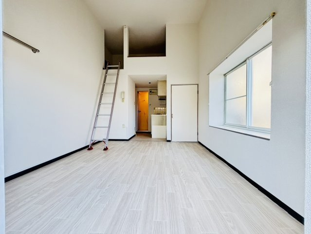 太宰府市朱雀２丁目のアパートの居間・リビング