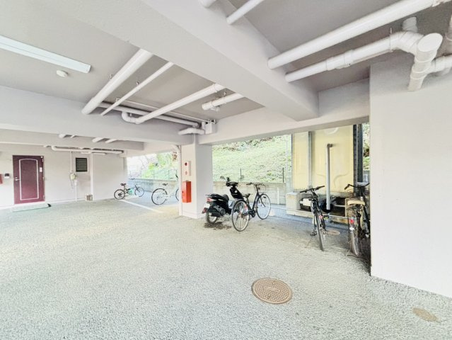 ウイングス学園通りN館の駐車場