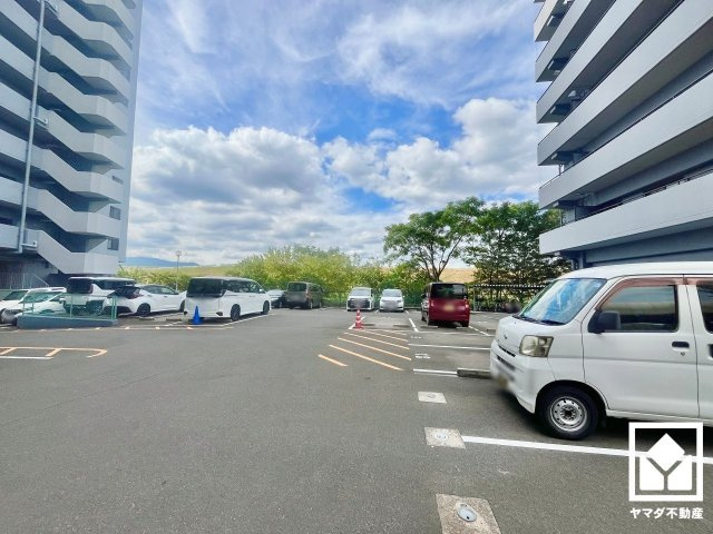 ライオンズマンション京都淀A棟の駐車場