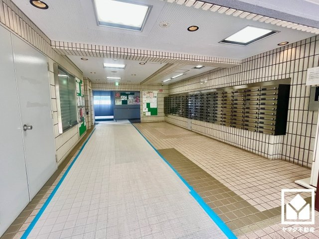 ライオンズマンション京都淀A棟のエントランス