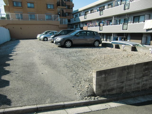 ウィズ・キッドの駐車場