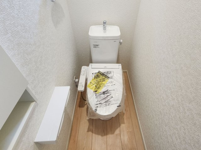 福岡市南区長住7丁目第9-2棟（2号棟）の内観：施工例|トイレ・ウォシュレット付。快適で衛生的な洗浄機能付温水シャワートイレです。収納や手すりもついてます。