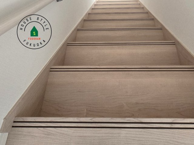 福岡市南区長住7丁目第9-2棟（2号棟）の内観：施工例|＜手すり付階段＞手すりがないと階段の昇り降りで危険なことはもちろん、壁に手をつきながら歩くことで壁紙が汚れやすくなります。すべての方に快適に昇り降りしていただくため、手すりを設置しました。