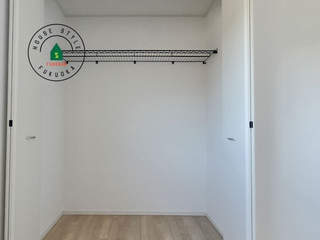 福岡市南区長住7丁目第9-2棟（2号棟）の内観：施工例|【WIC（ウォークインクローゼット）】 たくさんの洋服をかけてもシワになりにくいウォークインクローゼット。洋服以外にも、普段使わない家電やスーツケース、ストック品など何でも片付く嬉しい空間です。