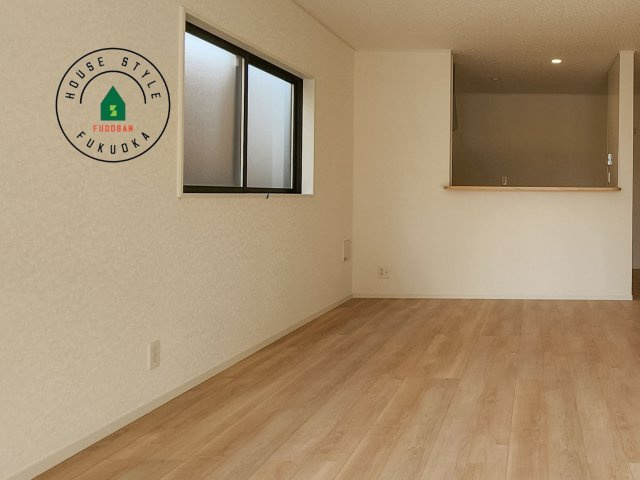 福岡市南区長住7丁目第9-2棟（2号棟）の洋室|キッチンからリビングをしっかり確認できます。家族の笑顔があふれる空間になりそうですね。※家具はCGを合成したものです。