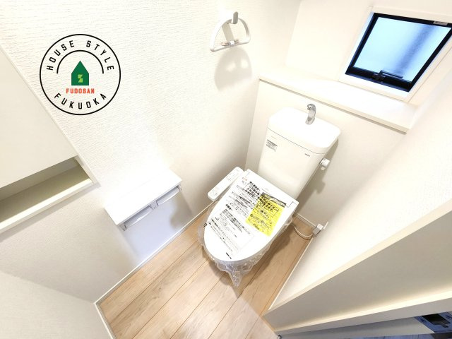 福岡市早良区飯倉8丁目第17-2棟（2号棟）のトイレ|トイレ・ウォシュレット付。快適で衛生的な洗浄機能付温水シャワートイレです。収納や手すりもついてます。