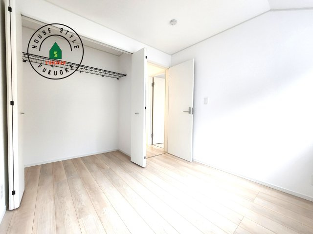 福岡市早良区飯倉8丁目第17-2棟（2号棟）の洋室|各部屋収納を備えており過ごしやすいお家です！