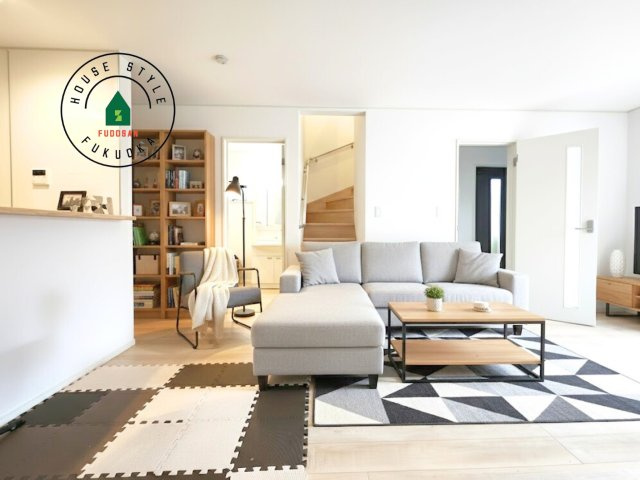 福岡市早良区飯倉8丁目第17-2棟（2号棟）の居間・リビング|明るく開放的なリビングダイニングは豊かな陽光が注ぎ込み、やすらぎの空間を演出してくれます。ご家族で楽しいひとときをお過ごし下さい。※家具はCGを合成したものです。