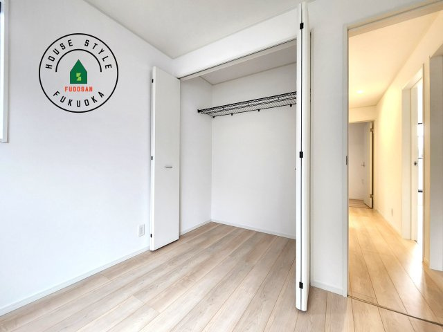 福岡市早良区飯倉8丁目第17-2棟（2号棟）の収納|壁面クローゼットのメリットは、衣類が横一列に並ぶためひと目で洋服が選びやすいこと。衣類をたくさんお持ちの方も、限られたスペース内に無理なく収納することができます。