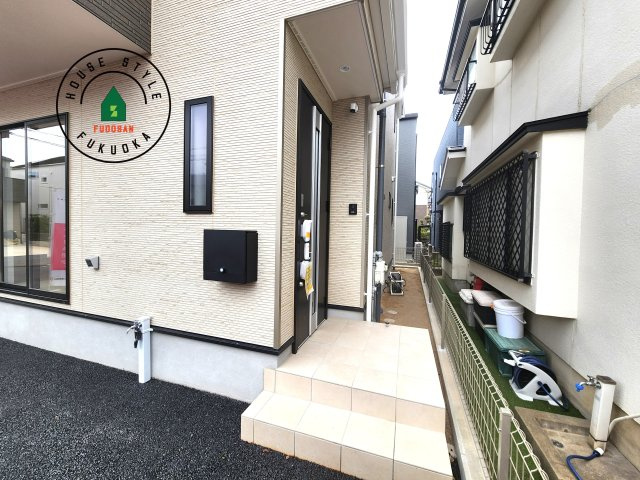 福岡市早良区飯倉8丁目第17-2棟（2号棟）の玄関|地盤調査済 / 玄関へ向かうまでのアプローチに漂う上質が期待感をもたせます。玄関は建物の顔。落着きを醸し出した自己主張が心に訴えてきます。