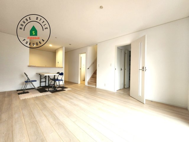 福岡市早良区飯倉8丁目第17-2棟（2号棟）の居間・リビング|キッチンからリビングをしっかり確認できます。家族の笑顔があふれる空間になりそうですね。