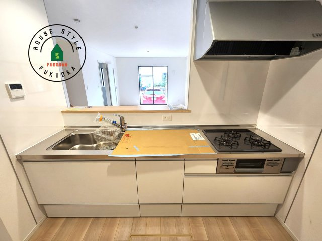 福岡市早良区飯倉8丁目第17-2棟（2号棟）のキッチン|忙しい朝でも家族揃って食事をしたいゆとりあるダイニングスペース。