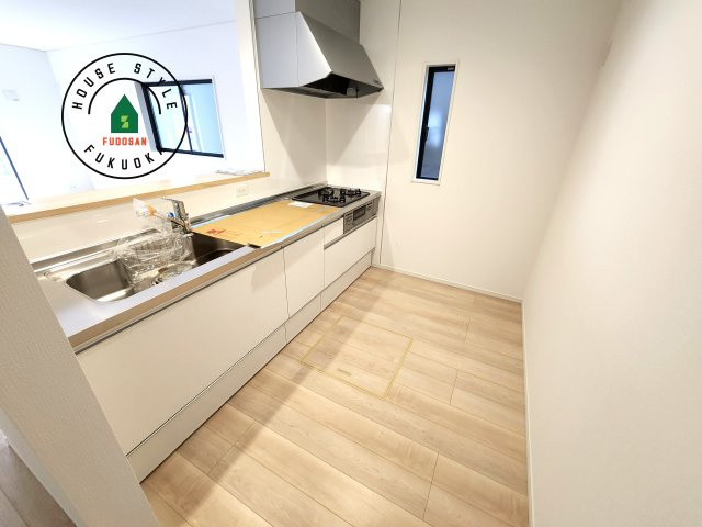 福岡市早良区飯倉8丁目第17-2棟（2号棟）のキッチン|カウンターキッチンなら、リビングで遊ぶ子供の様子を見ながら料理ができるので安心です。料理を運んでもらったり、子供にお手伝いしてもらいやすいのもいいですね。