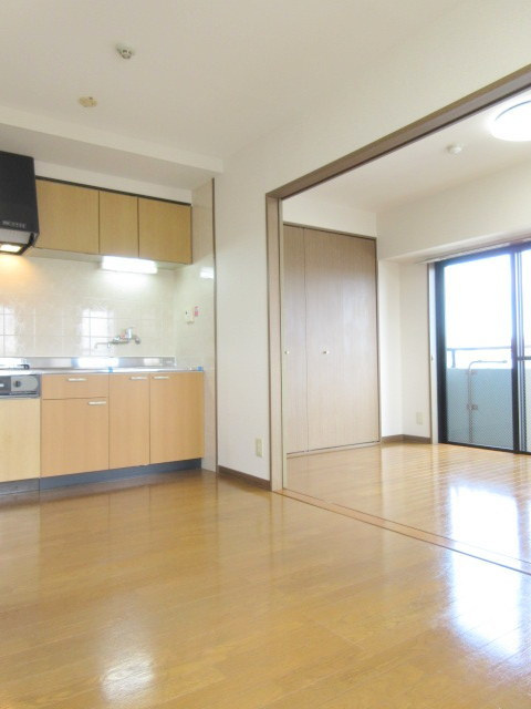 シュロス塚越の居間・リビング|キレイなフローリングのお部屋です