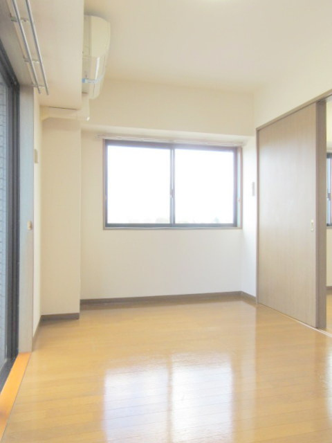 シュロス塚越の寝室|★キレイなフローリングのお部屋です★