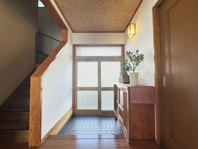 加古川市別府町新野辺　中古戸建の玄関