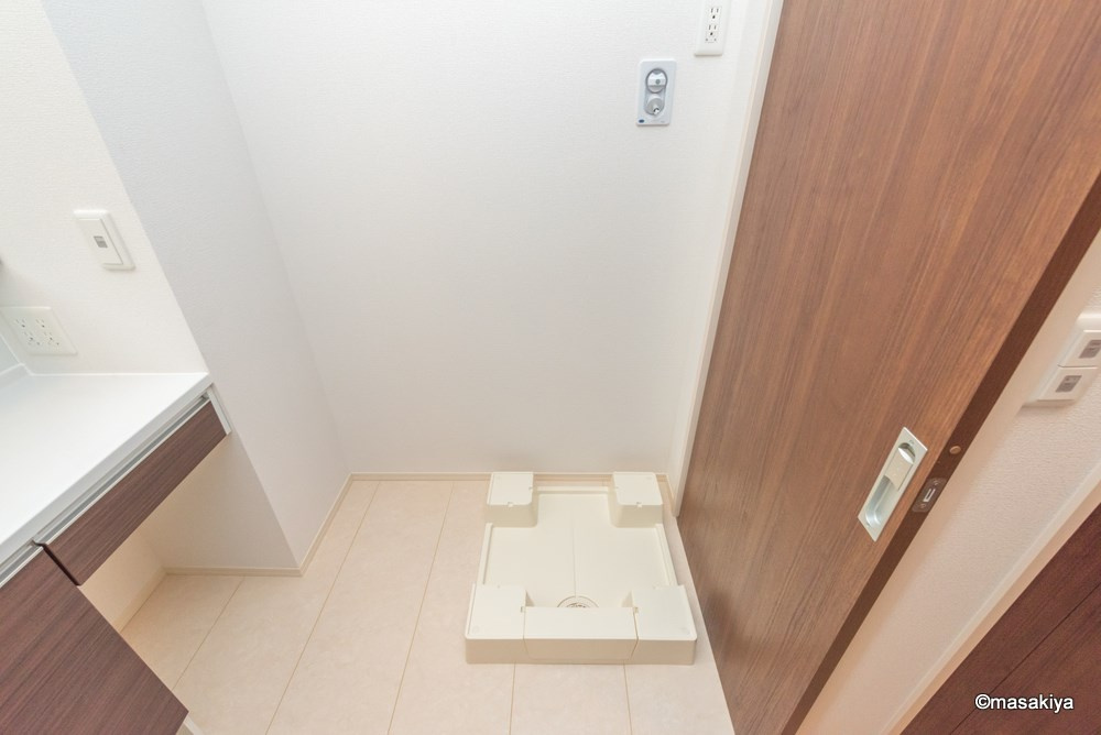 エミナーレの玄関|室内洗濯機置き場