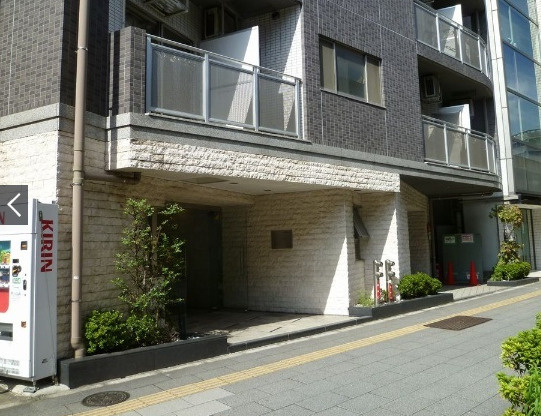 千代田区神田東紺屋町の賃貸マンションのエントランス