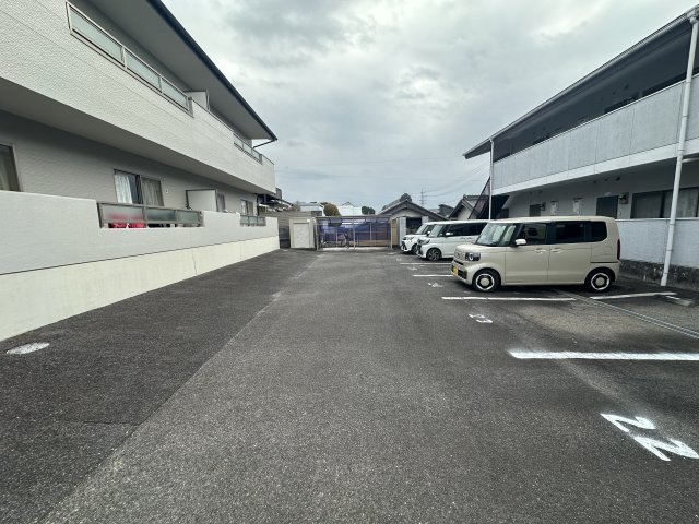 セレーノ左右木の駐車場