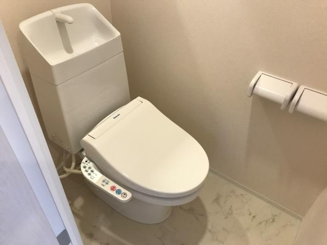 ヴィラ安田町のトイレ|シャワー付トイレ