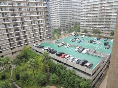 ロイヤルパークス西新井の駐車場