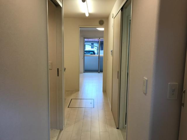 ジュネス市場木の内装|廊下