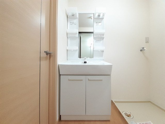 エスポワール赤田の洗面所|明るい洗面所です