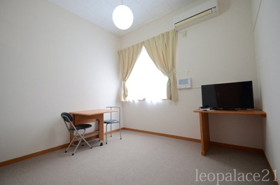 【寝室】 | レオパレスサンハイム | 2F以上は絨毯です