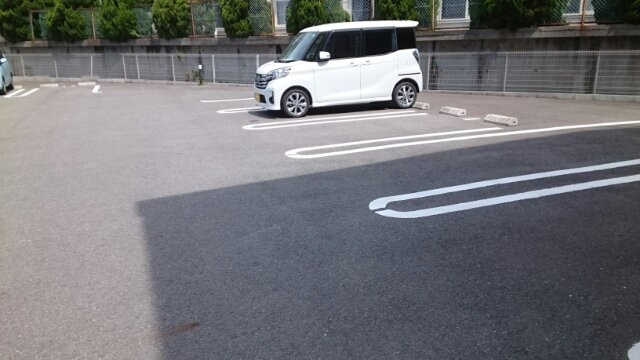 リヴェール栄谷の駐車場