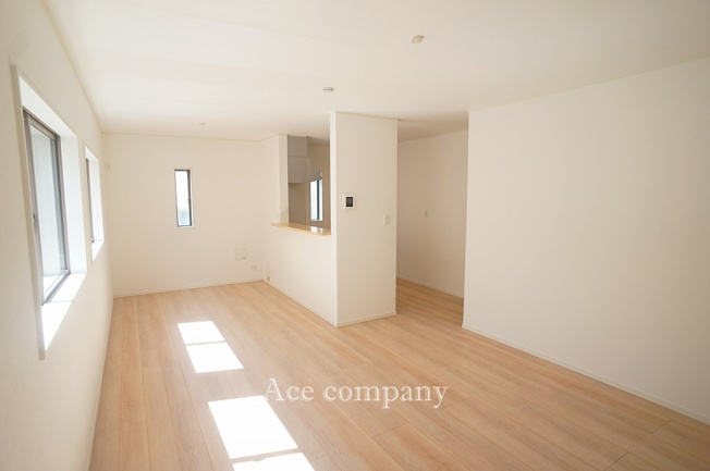 【居間・リビング】 | 八尾市新家町2丁目　【2号棟/全3棟】 | 【LDK：17帖】