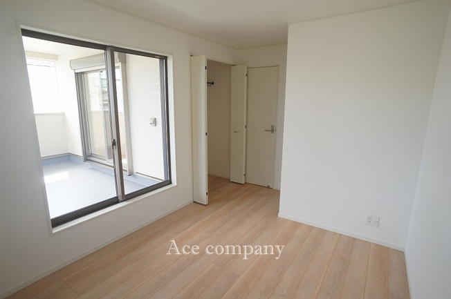 【子供部屋】 | 八尾市新家町2丁目　【2号棟/全3棟】 | 【2階：東側洋室6帖】バルコニーに出入りできます☆クローゼット完備です♪