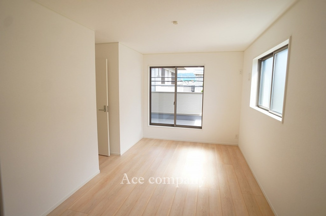 【寝室】 | 八尾市新家町2丁目　【2号棟/全3棟】 | 【2階：洋室8帖】バルコニーに出入りできます☆