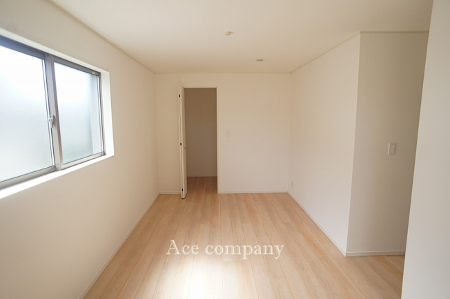 【寝室】 | 八尾市新家町2丁目　【2号棟/全3棟】 | 【2階：洋室8帖】収納スペースあります♪