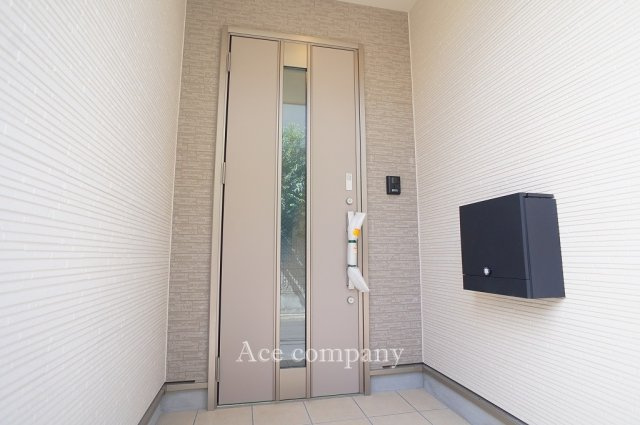 【玄関】 | 八尾市新家町2丁目　【2号棟/全3棟】 | 防犯カメラ・人感センサー付玄関灯・TVモニターホン完備です☆