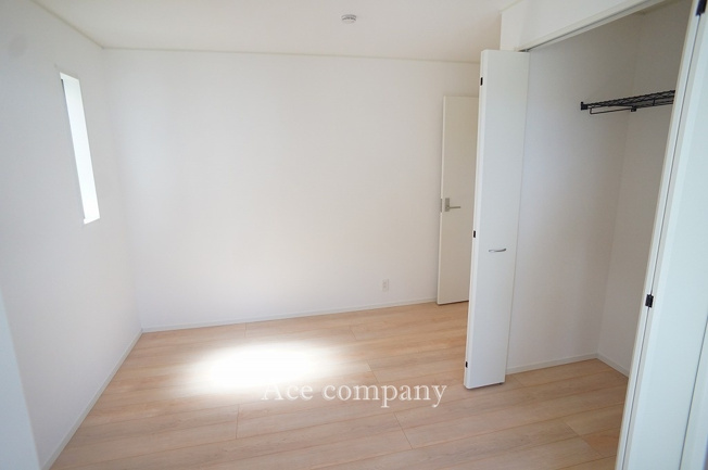 【子供部屋】 | 八尾市新家町2丁目　【1号棟/全3棟】 | 【2階：中央洋室6帖】クローゼット完備です♪