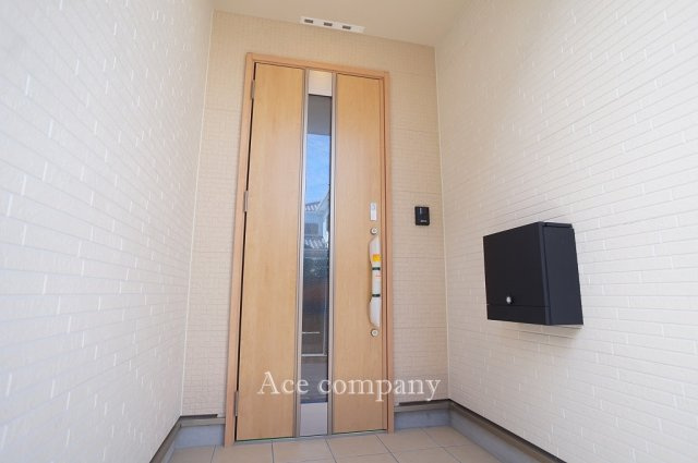 【玄関】 | 八尾市新家町2丁目　【1号棟/全3棟】 | 防犯カメラ・人感センサー付玄関灯・TVモニターホン完備です☆