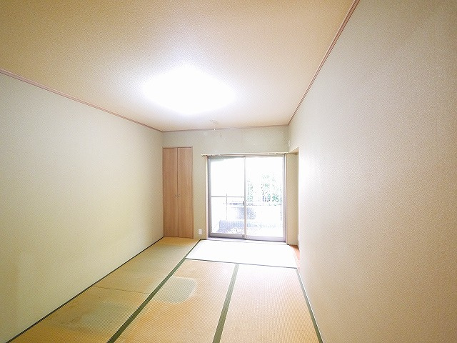 川嶋アパートAの和室|畳の上でゆっくりとくつろげる和室です
