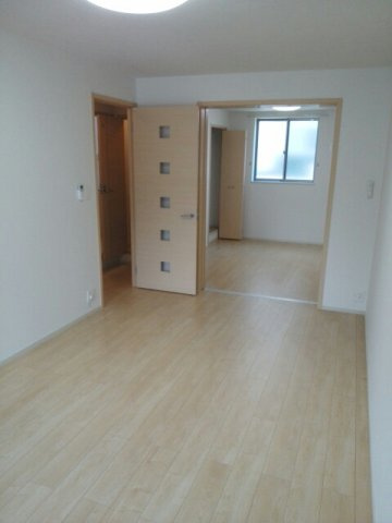 ヴィラジャローネ　デ　ケーヴⅡの内装|明るい室内です