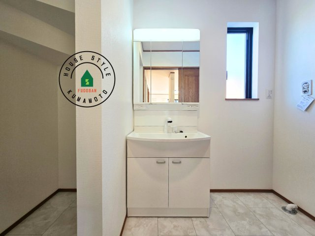 熊本市中央区帯山5丁目第1-1棟（A号棟）の内観：施工例|毎日使うものだから清潔な空間を保ちたい水回り。洗面にはそんな願いを解消させてくれる収納アイデアが満載です。三面鏡の裏側にはキャビネットが現れ小物から背の高い物まで収納できます。