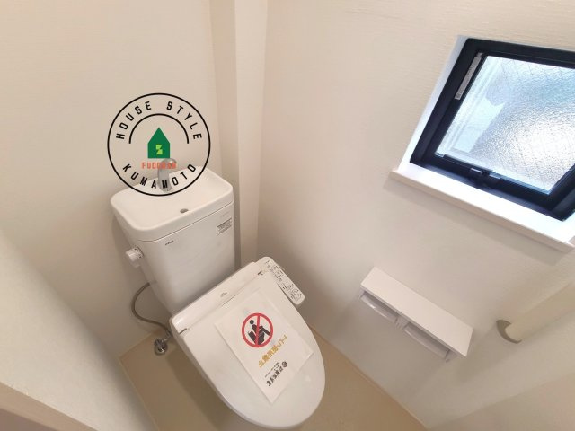 熊本市中央区帯山5丁目第1-1棟（A号棟）の内観：施工例|温水洗浄便座を完備しております。2ヶ所にトイレがあるのは朝の慌ただしい時間も安心です。