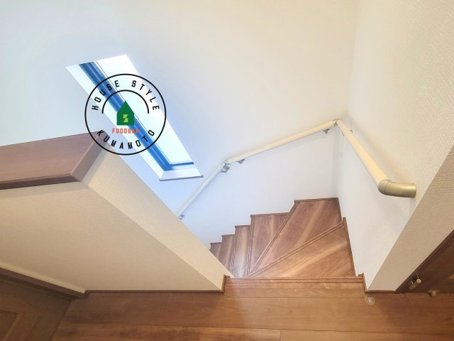 熊本市中央区帯山5丁目第1-1棟（A号棟）の内観：施工例|＜手すり付階段＞手すりがないと階段の昇り降りで危険なことはもちろん、壁に手をつきながら歩くことで壁紙が汚れやすくなります。すべての方に快適に昇り降りしていただくため、手すりを設置しました。